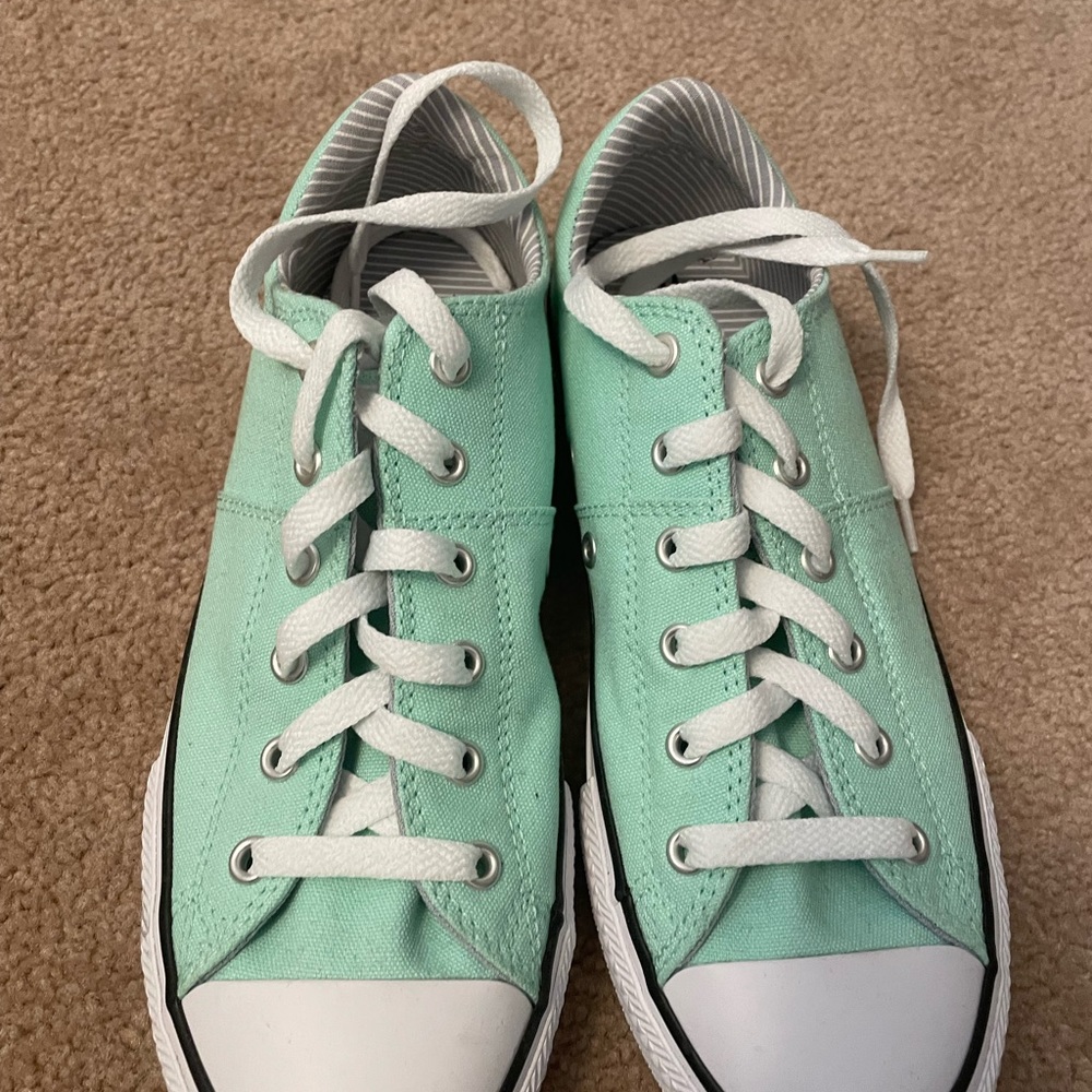 New converse size 37.5 (boys’ size 5, women’s size 7)